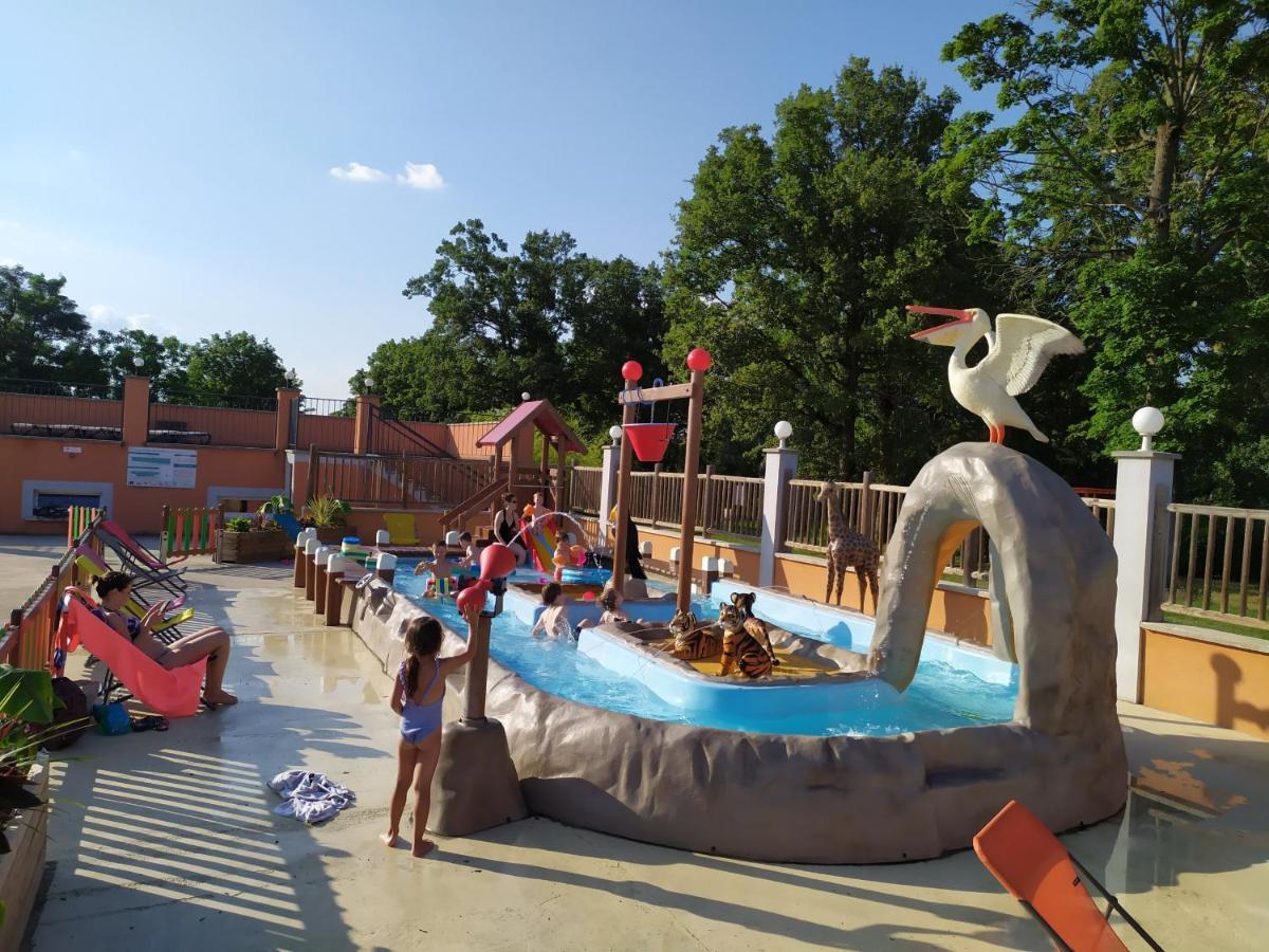 אלבון Camping Domaine De Senaud מראה חיצוני תמונה